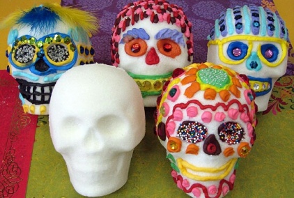 A collection of sugar skulls. (celebrate-day-of-the-dead.com)