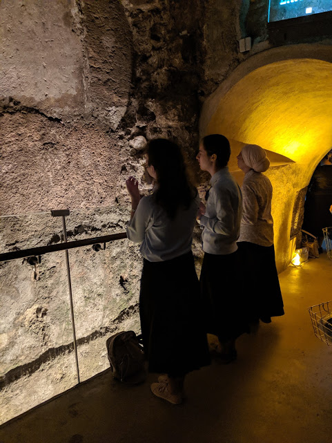 Women praying in the Rabbinical Tunnels